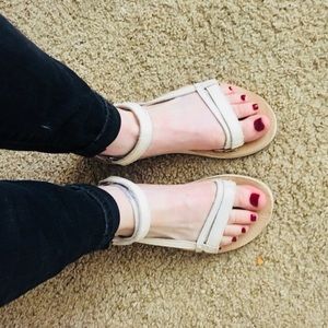 TEVAS Women’s White and some purple, size 10
